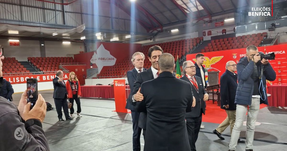 O longo abraço de Rui Costa ao ex-rival Cristóvão Carvalho | A Bola