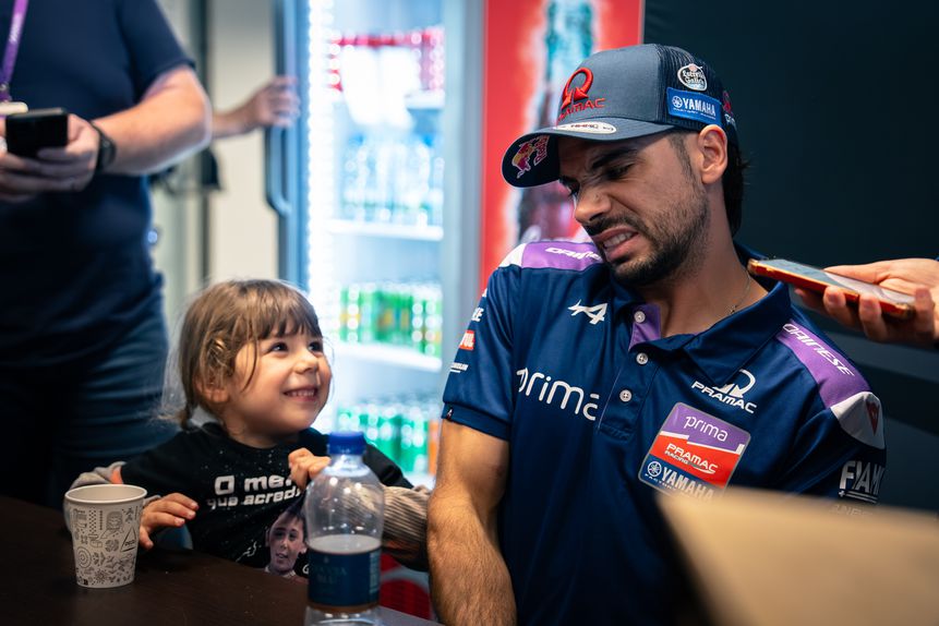 Alice, a filha de Miguel Oliveira, companheira de todas as horas. Foto André Carvalho/A BOLA
