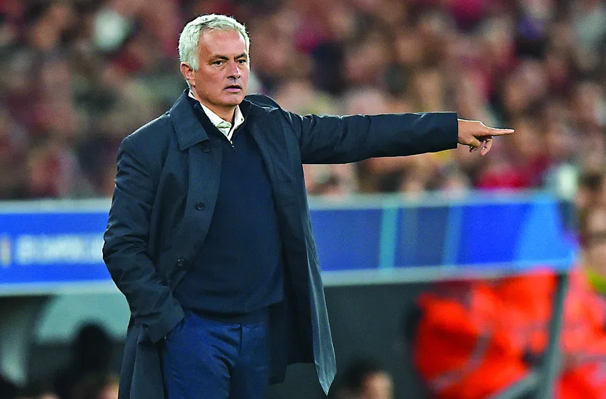 Mourinho eleito! Luz em modo WWE