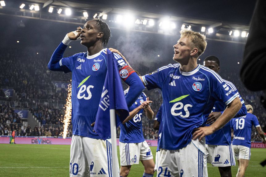 Emanuel Emegha, avançado do Estrasburgo, celebra golo frente ao Lille
