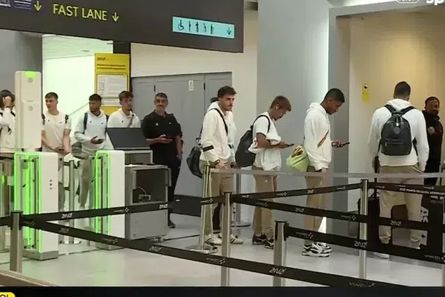 Ioannidis de muletas no regresso a Lisboa - Foto; SPORT TV