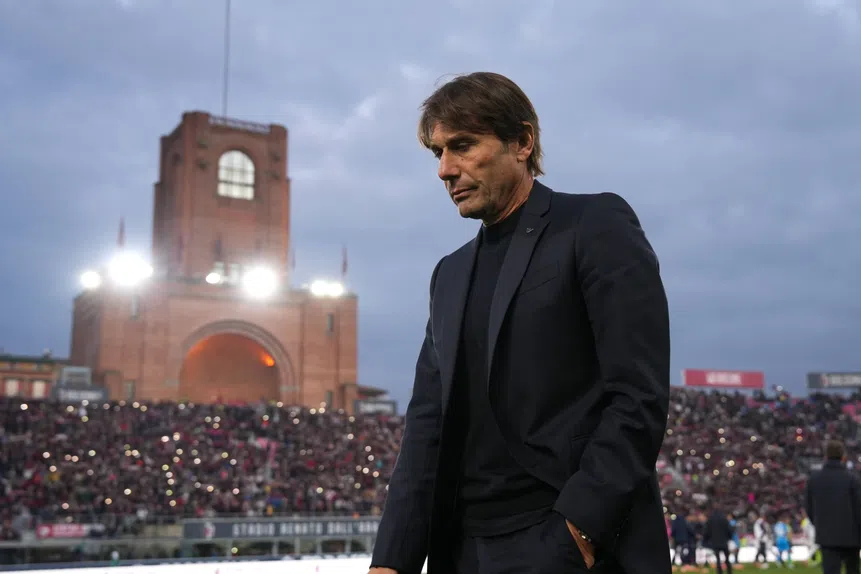 Nápoles em choque! Conte abre o livro