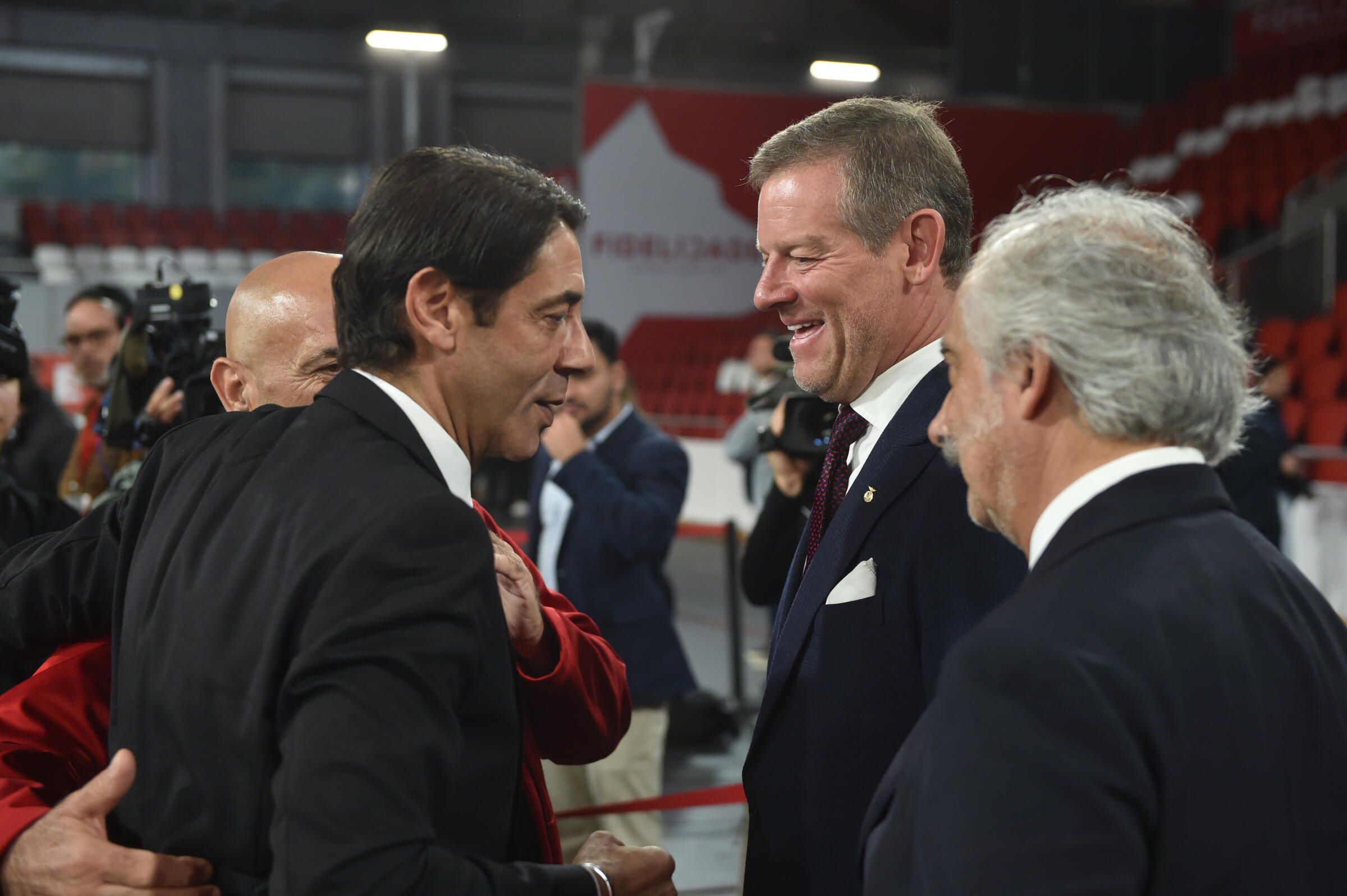 Rui Costa, presidente reeleito no Benfica, com Martim Mayer, candidato derrotado na primeira volta - Foto: Miguel Nunes