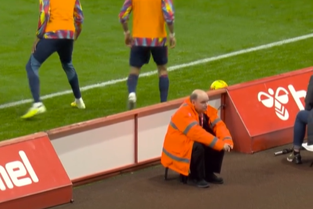 Estariam os painéis publicitários mais perto do terreno de jogo para prevenir lançamentos longos do Arsenal?