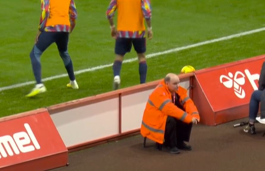 Estariam os painéis publicitários mais perto do terreno de jogo para prevenir lançamentos longos do Arsenal?