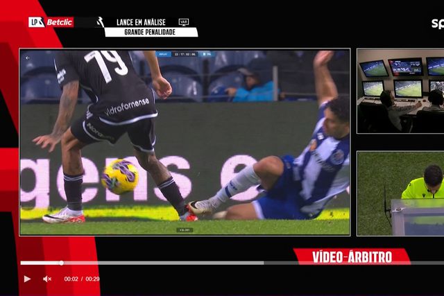 Árbitro foi ao VAR marcar penálti de Jorge Sánchez e Casa Pia reduziu (vídeo)