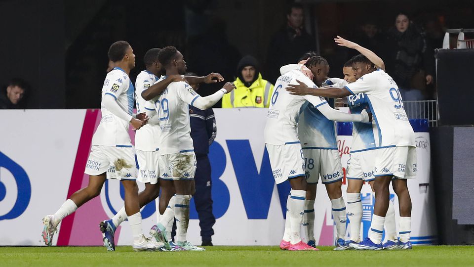Ligue 1: Mesmo com 10 jogadores, Mónaco vence Rennes e pressiona o PSG