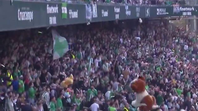 Adeptos do Betis atiram peluches para o relvado