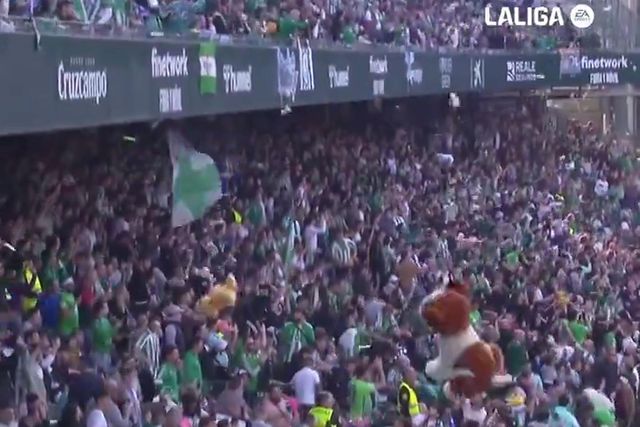 Adeptos do Betis atiram peluches para o relvado