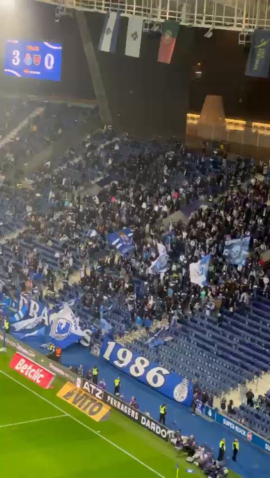 Super Dragões cantam «Pinto da Costa, allez» e bancadas assobiam