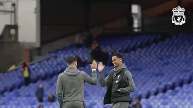 Jogadores do Liverpool passeiam no relvado (e há um que nem quer ouvir nada à volta)