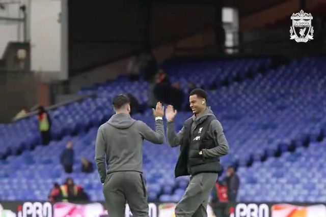 Jogadores do Liverpool passeiam no relvado (e há um que nem quer ouvir nada à volta)