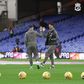 Jogadores do Liverpool passeiam no relvado (e há um que nem quer ouvir nada à volta)