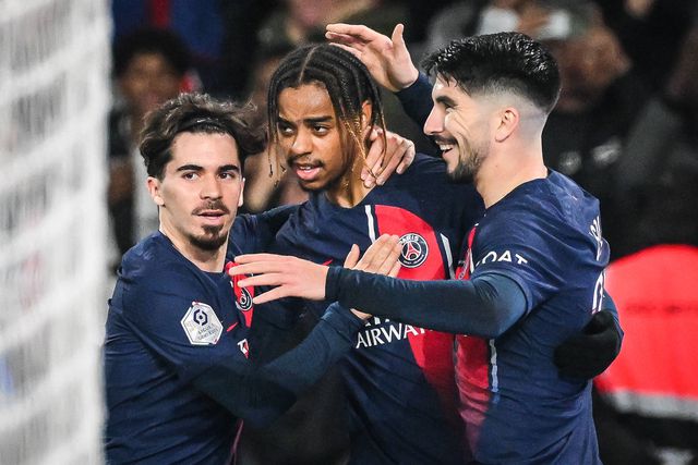 Ligue 1: Vitinha assiste e PSG sua para vencer o Nantes