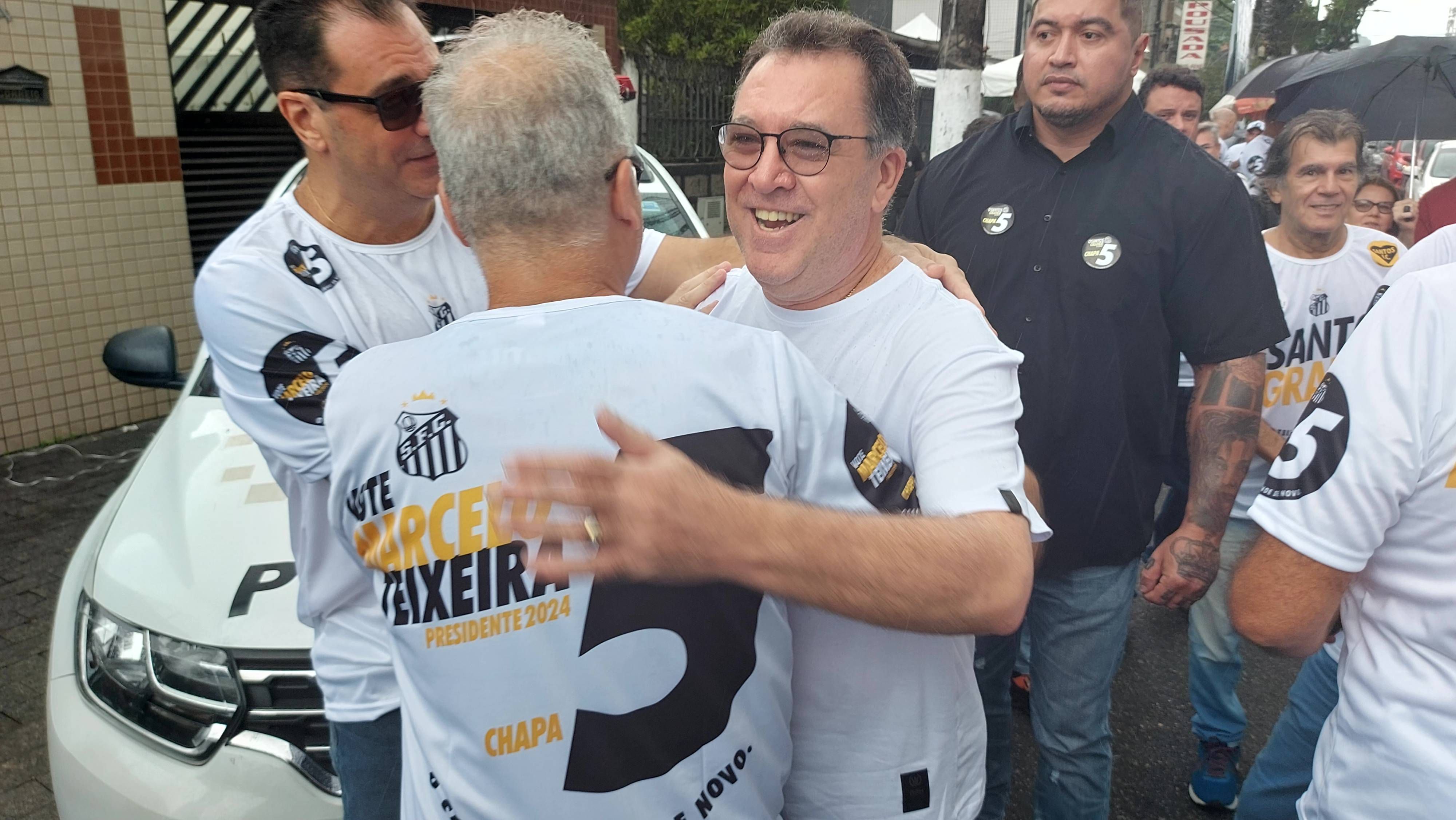 Marcelo Teixeira, der neue Präsident von Santos, zieht das Trikot mit der Nummer 10 aus
