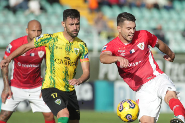 Liga 2: em jogo com cinco golos, Santa Clara vence Tondela e é líder