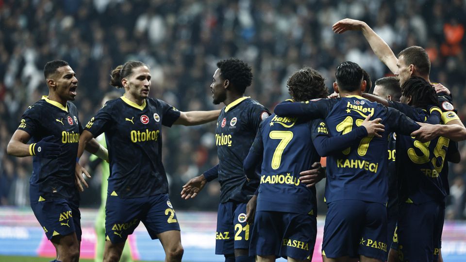 Fenerbahçe derrota Besiktas em dérbi entre portugueses