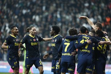 Fenerbahçe derrota Besiktas em dérbi entre portugueses