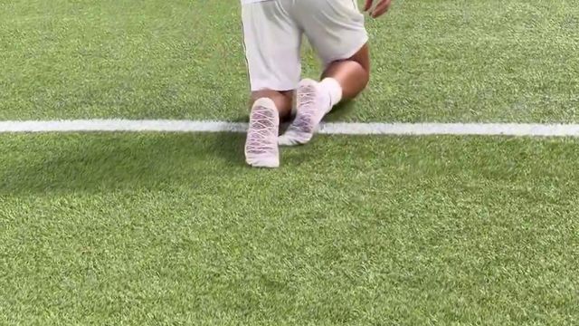 Thiago Silva paga promessa e atravessa relvado de joelhos