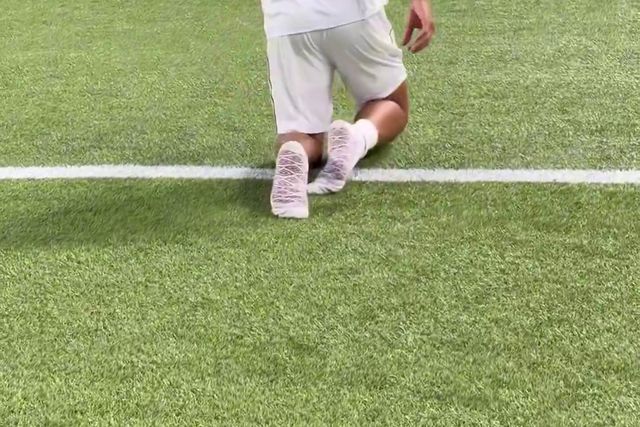 Thiago Silva paga promessa e atravessa relvado de joelhos