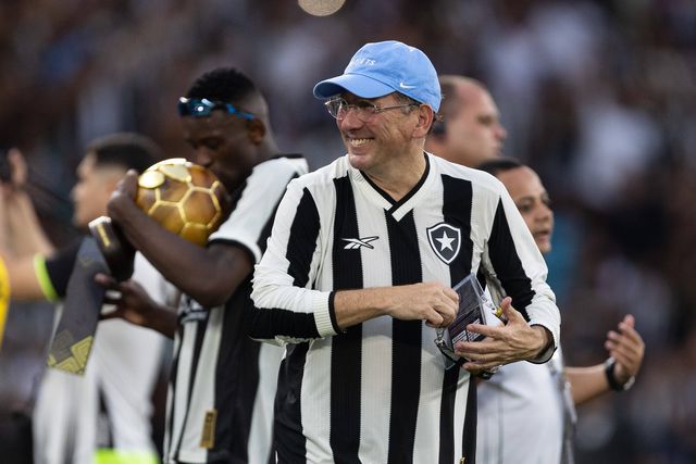 Botafogo: Textor mantém promessa de férias nas Bahamas e deixa um desafio