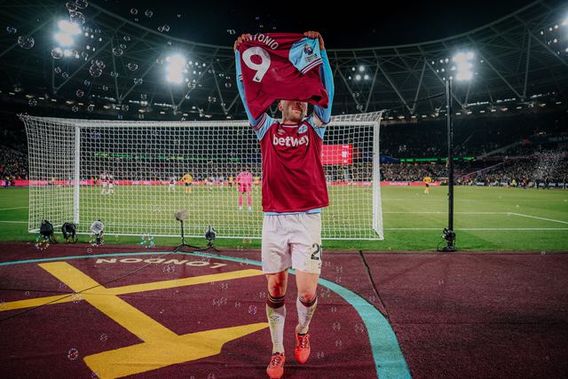 West Ham homenageia Antonio e afunda Wolverhampton