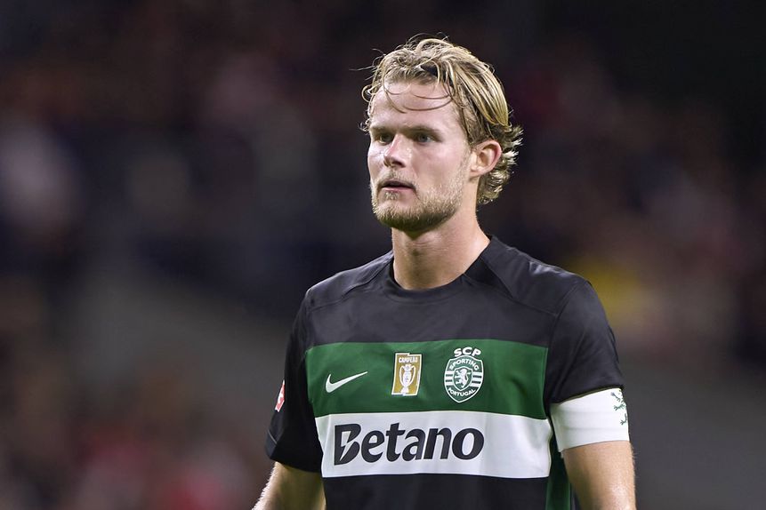 Hjulmand enverga a braçadeira de capitão do Sporting no braço esquerdo