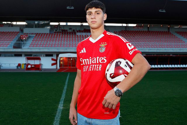 Benfica segura promessa para extremo