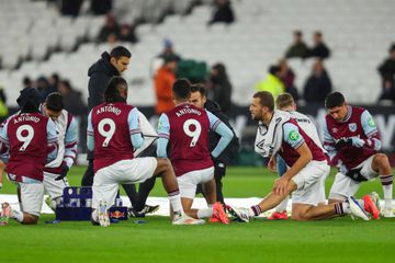 Fotogaleria: jogadores do West Ham aquecem com o nome de Michail Antonio nas costas