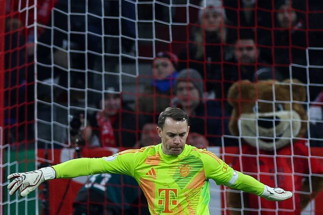 Neuer tem costela partida e só volta em 2025