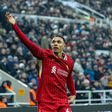 Alexander-Arnold negoceia renovação com o Liverpool