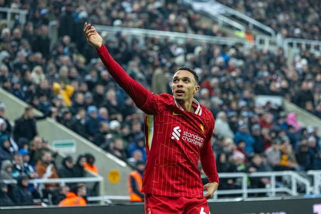 Alexander-Arnold negoceia renovação com o Liverpool