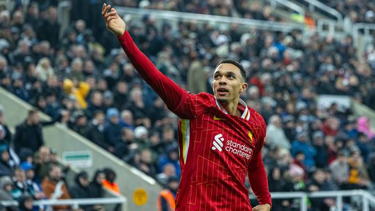 Alexander-Arnold negoceia renovação com o Liverpool