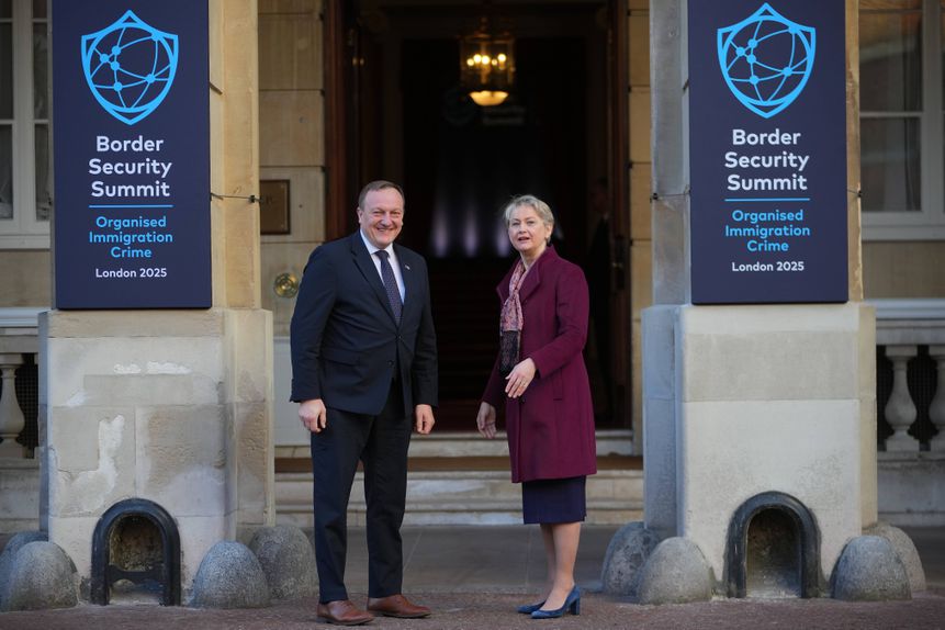 Vladislav Kondratovic (à esquerda), ministro do Interior da Lituânia