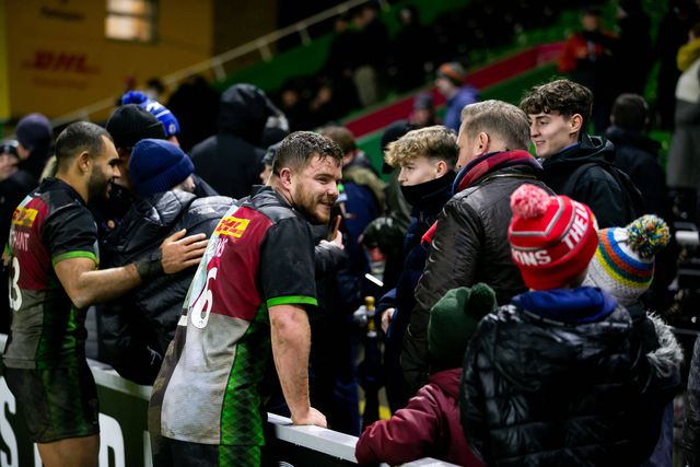 No rugby em Inglaterra — na foto um jogo dos Harlequins, equipa da 1.ª Divisão —, corre o 'fair-play', transborda o respeito e a lealdade, e sobressai o companheirismo — Foto: IMAGO