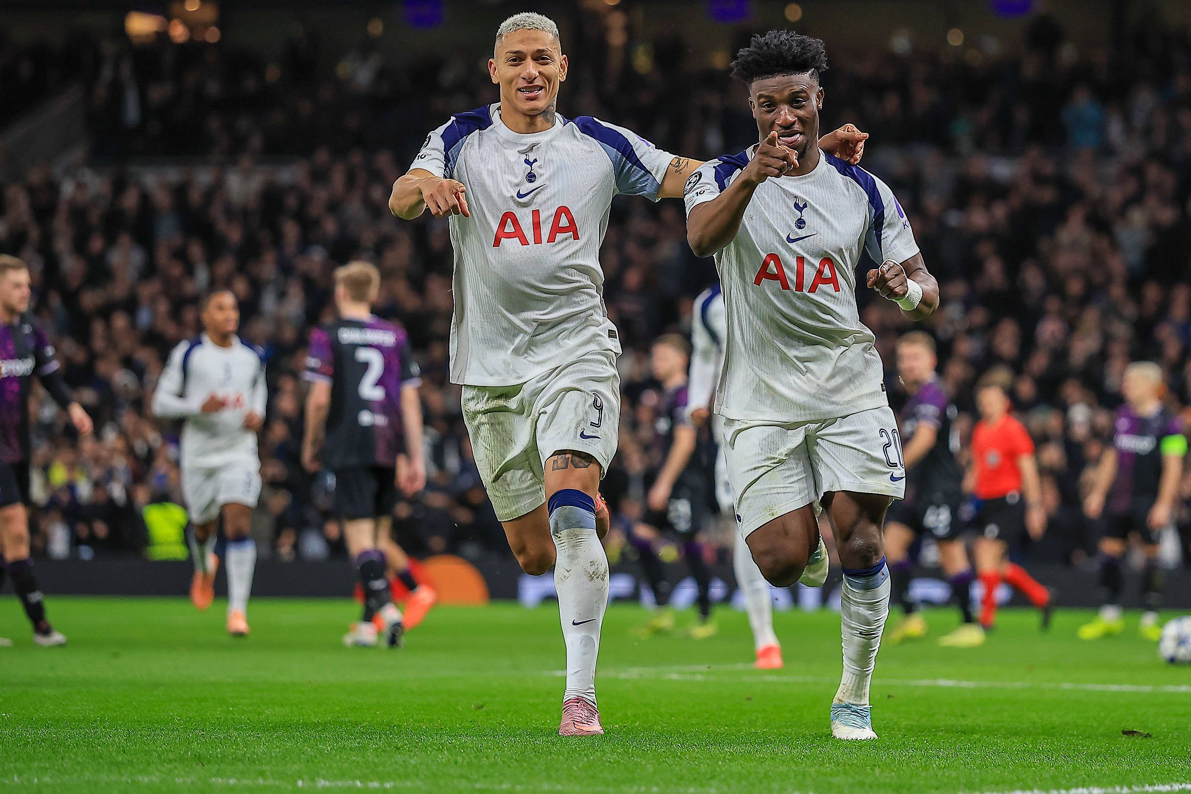 Kudus festeja segundo golo do Tottenham com Richarlison