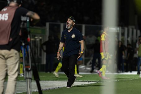 Treinador estreante no Brasileirão eleito Melhor do ano à frente do campeão e de Abel Ferreira