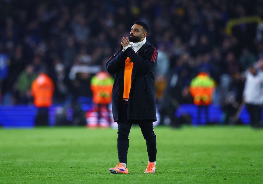 Mohamed Salah está de costas voltadas para Arne Slot