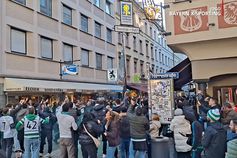 Gargantas afinadas nas ruas de Munique: adeptos do Sporting fazem a festa