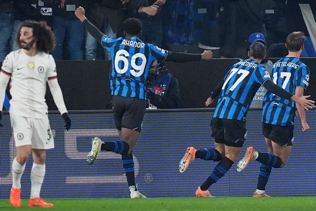 Charles de Ketelaere celebra o 2-1 diante do Chelsea