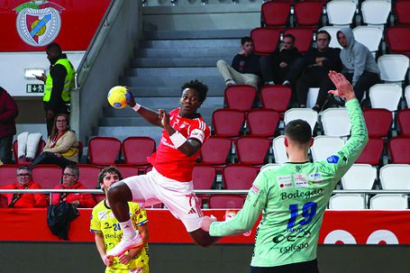 Steven Valencia em ação diante de Tomás Van Zeller     Fotografia SL Benfica