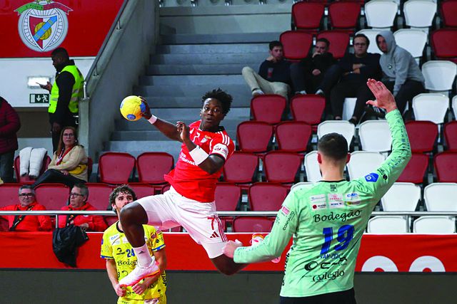 Steven Valencia em ação diante de Tomás Van Zeller     Fotografia SL Benfica