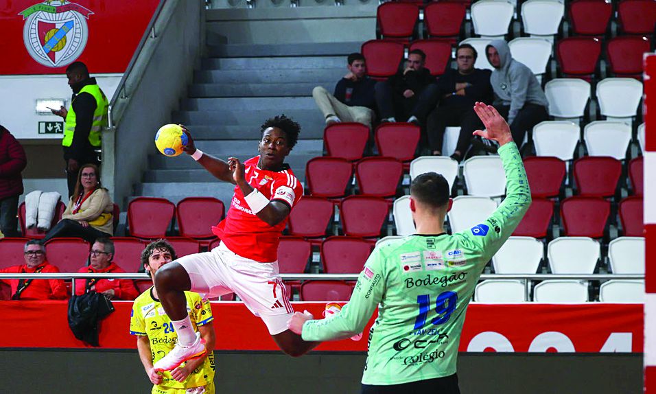 Steven Valencia em ação diante de Tomás Van Zeller     Fotografia SL Benfica