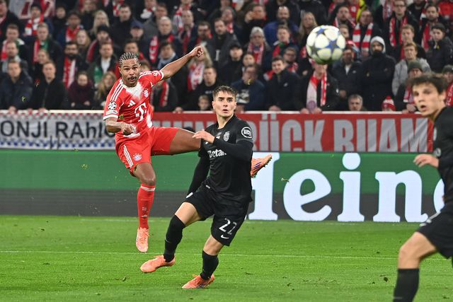 Passe de Serge Gnabry depois de conseguir livrar-se da marcação de Fresneda - Foto: IMAGO