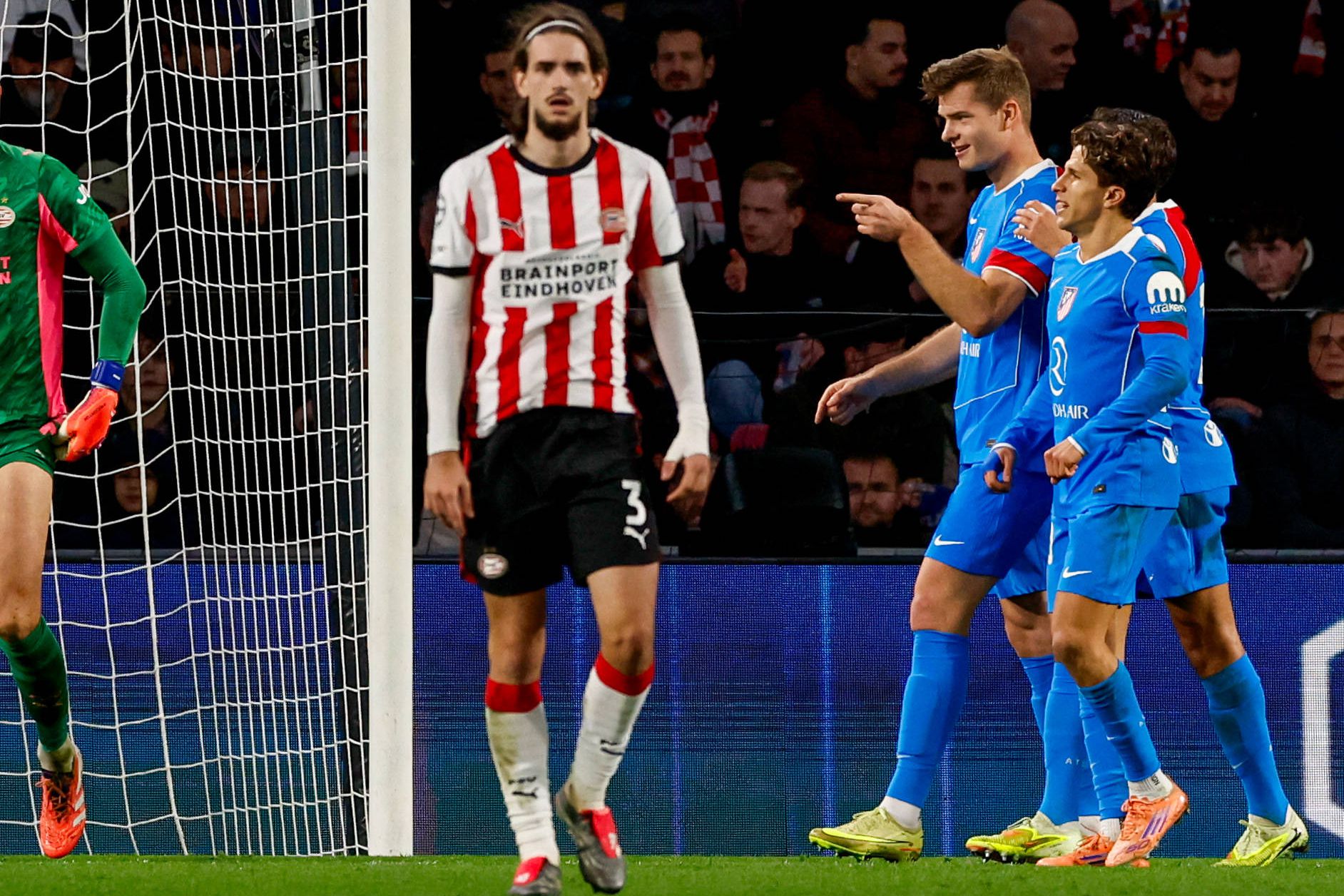 Alexander Sorloth festeja golo no Philips Stadion diante do PSV