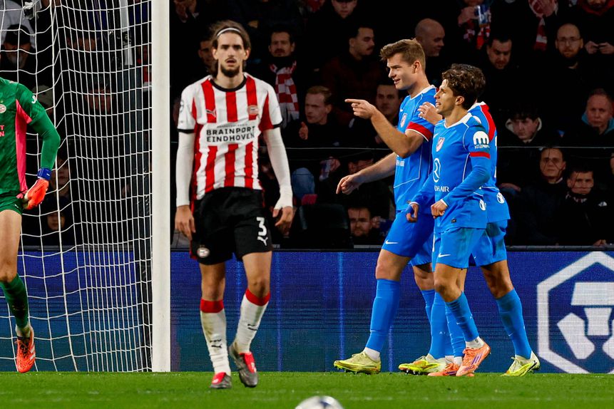 Alexander Sorloth festeja golo no Philips Stadion diante do PSV