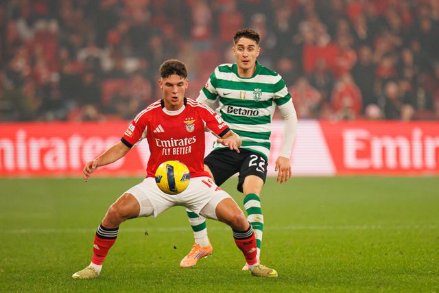 Sudakov teve dificuldades para se libertar da marcação de Fresneda, mas acabou por marcar o golo do empate (1-1) do Benfica — Foto: IMAGO