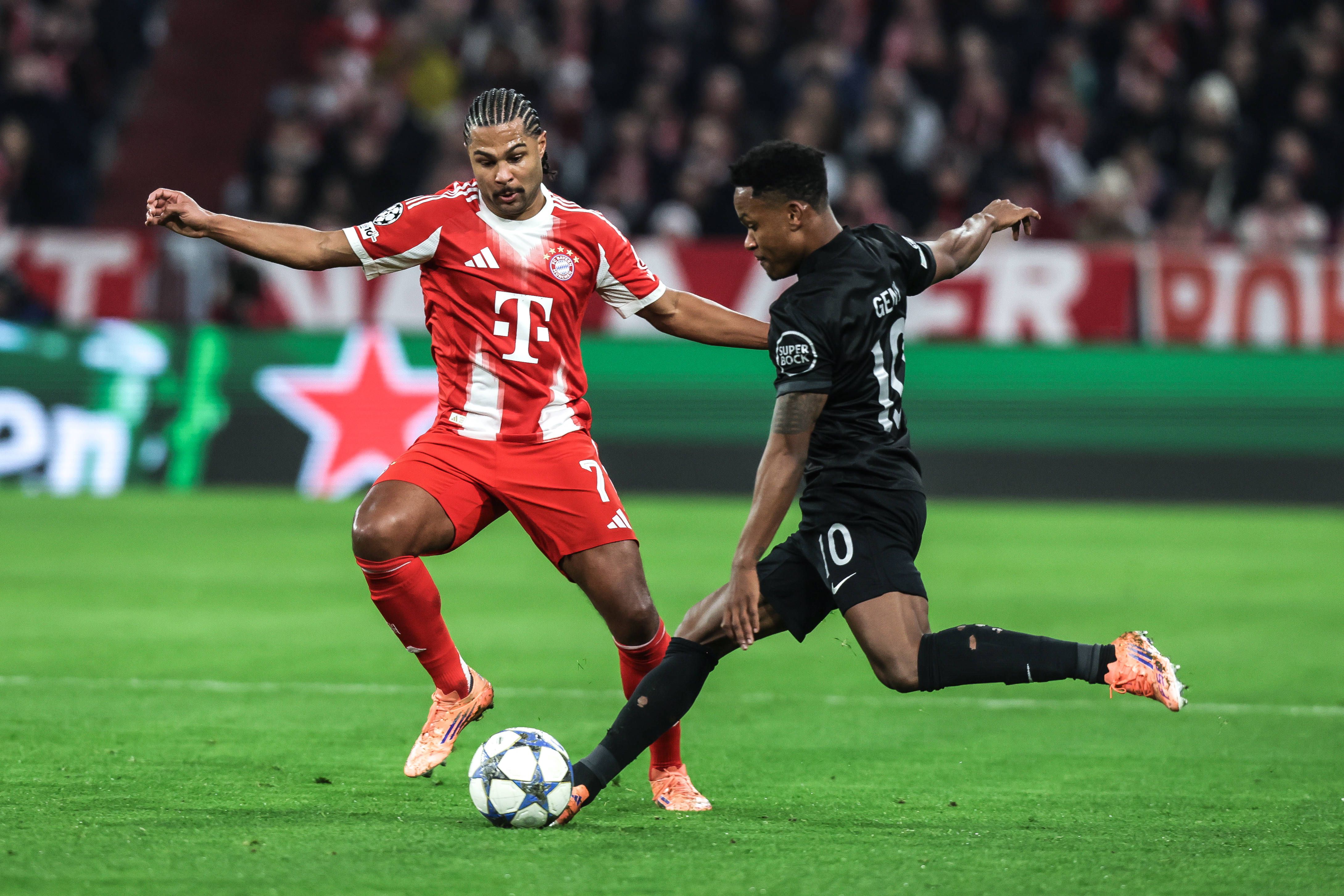 Gnabry persegue Geny Catamo - Foto: IMAGO