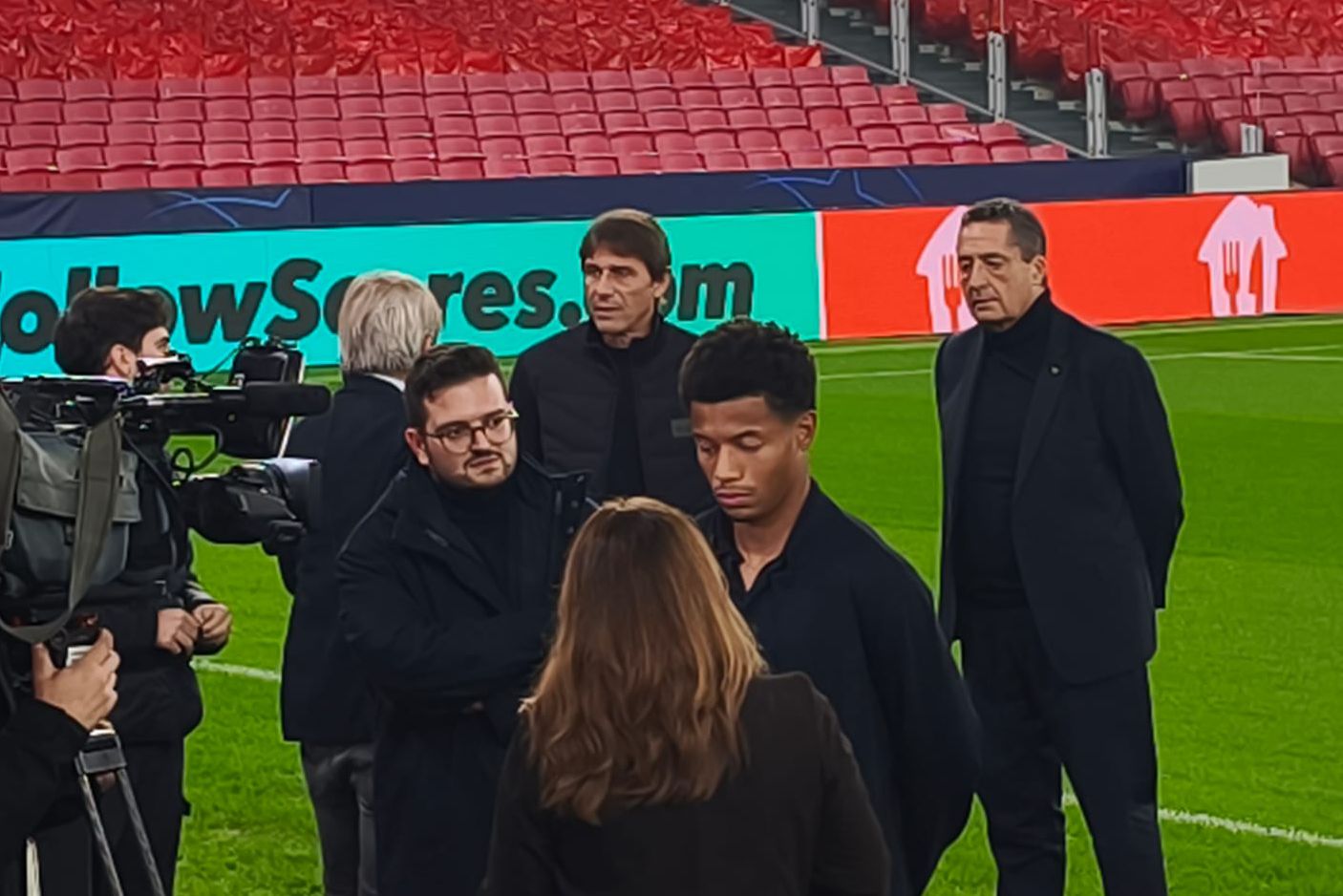 David Neres, na Luz, antes da conferência de Imprensa — Foto: A BOLA
