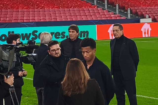 David Neres, na Luz, antes da conferência de Imprensa — Foto: A BOLA
